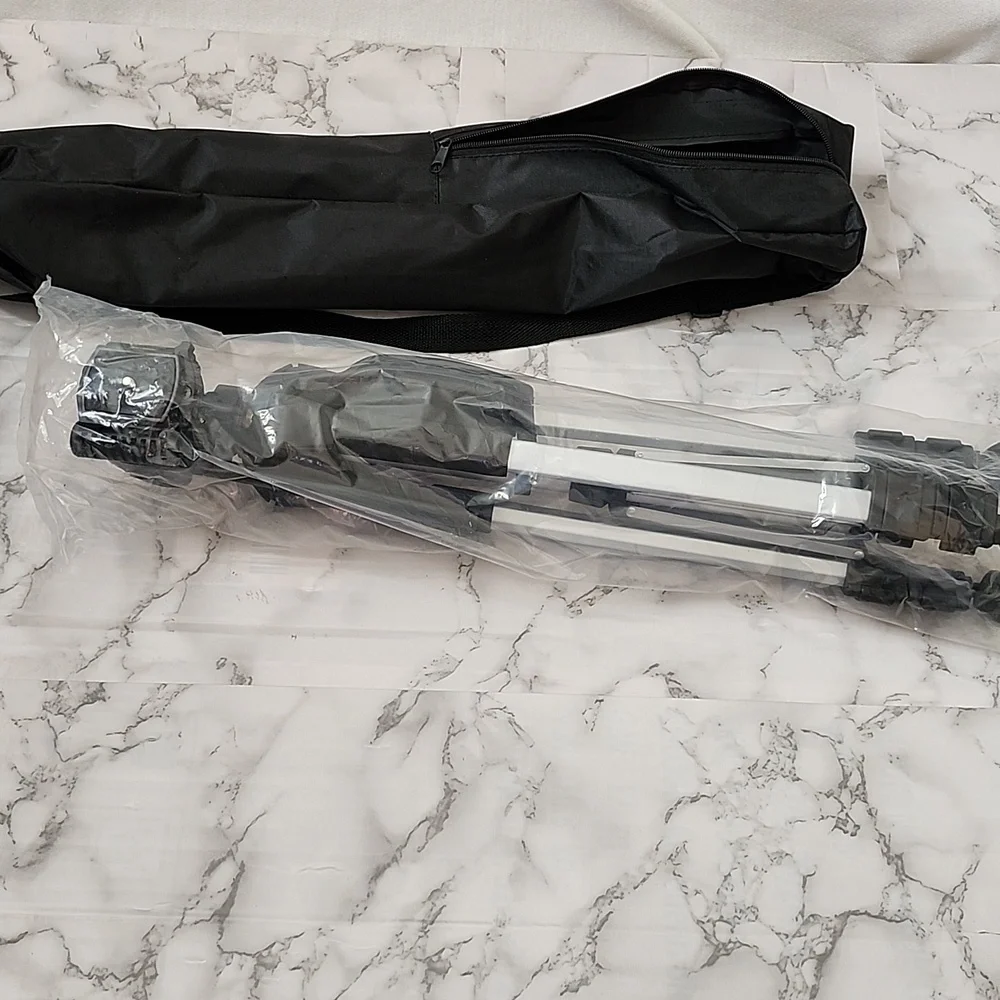 Digital Deluxe full-size Tripod with Carrying Case